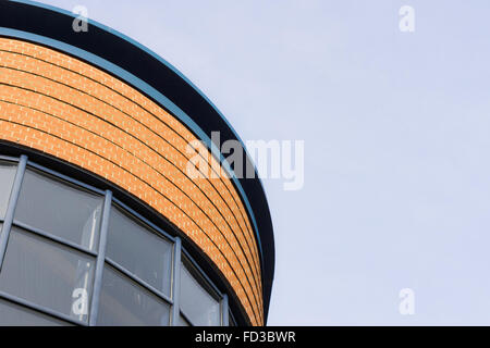 Teil der äußeren Aspekt einer modernen roten Backsteingebäude Stockfoto