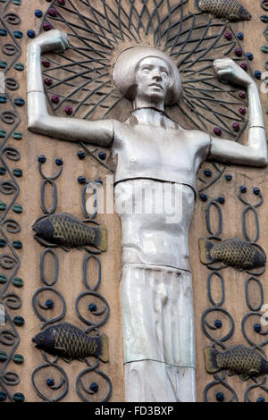 Prager Jugendstil Relief auf der Fassade Haus, Frau Abbildung mit Karpfen Karpfen Kaprova Straße (street), Prag, Tschechische Republik Stockfoto