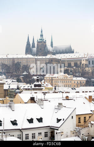 Tolle Aussicht auf Prager Burg und weniger Dächer der Stadt Prag im Winter, Tschechische Republik, Europa Stockfoto