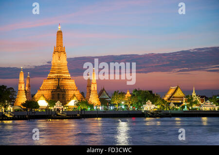 Nachtansicht des Wat Arun Tempel und Chao Phraya River, Bangkok, Thailand Stockfoto