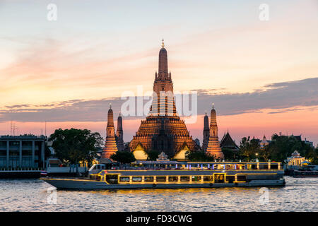 Wat Arun und Kreuzfahrtschiff in Nacht, Stadt Bangkok, Thailand Stockfoto