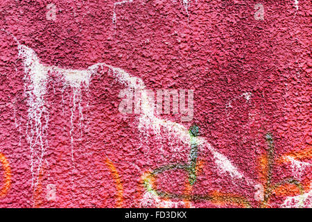 Authentische strukturierten Hintergrund alte Mauer, Hooligans, die mit Farbe gefärbt. Landschaftsstil. Grunge konkrete Oberfläche, Fenster mit Bar Stockfoto