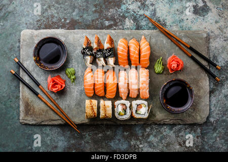 Sushi-Sashimi und Sushi Rolls Set auf Stein Schiefer serviert Stockfoto