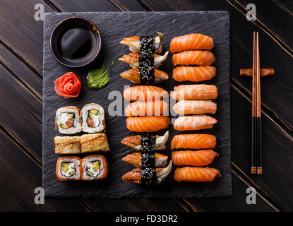 Sushi-Sashimi und Sushi Rolls Set auf schwarzem Stein Schiefer Stockfoto