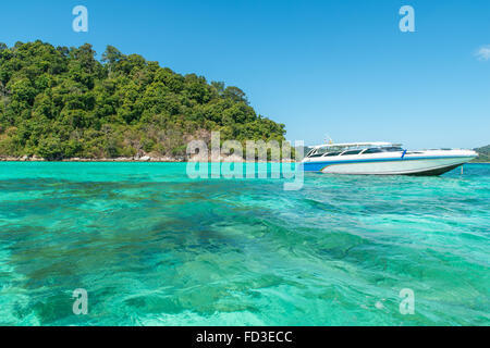 Sommer, Reisen, Urlaub und Ferien-Konzept - Schnellboot in Korallen Insel Meer in Phuket, Thailand Stockfoto