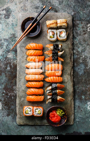 Sushi-Sashimi und Sushi Rolls Set auf Stein Schiefer serviert Stockfoto