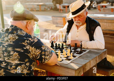 Zwei Männer spielen Sie eine Partie Schach in der original Muscle Beach Park in Santa Monica, Kalifornien. Stockfoto