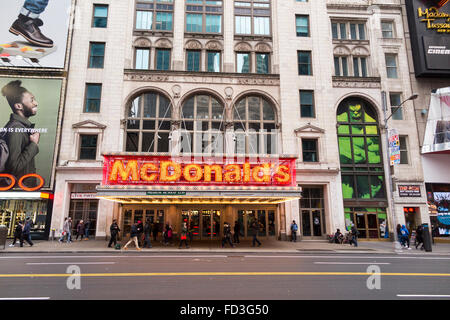 Vintage Festzelt Schild über dem Eingang der McDonald's-Restaurant in New York City - 42nd Street, Time Square Stockfoto