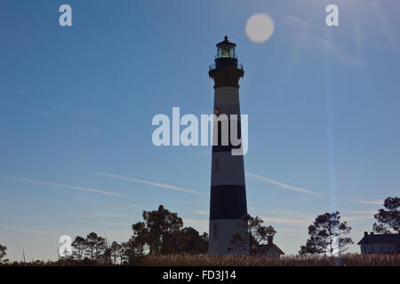 Bodie-Insel-Leuchtturm in der Nähe von Nags Head, North Carolina mit Sonne bricht hinter Stockfoto