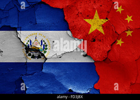 Flagge von El Salvador und China auf rissige Wand gemalt Stockfoto