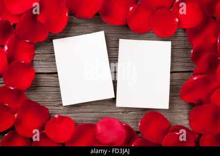 Valentinstag leere Bilderrahmen aus Holz Hintergrund und rote Rosenblüten Stockfoto