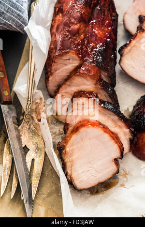 Char Siu Schweinefleisch auf Wachspapier geschnitten Stockfoto