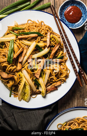 Char Siu Pork Lo Mein auf Holztisch Stockfoto