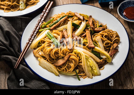 Char Siu Pork Lo Mein auf Holztisch Stockfoto