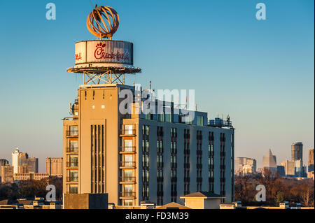 Auf der Peachtree Street und der Interstate 85 in Midtown Atlanta, GA, zeigen die Skulpturen von Georgia Peach und die Chick-fil-A-Plakatwand Ikonen von Atlanta. Stockfoto