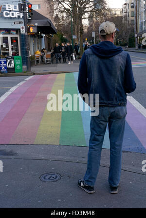 Menschen, die darauf warten, verwenden Sie den Regenbogen Zebrastreifen symbolisch für gay-Pride in der Innenstadt von West End von Vancouver, BC, Kanada Stockfoto