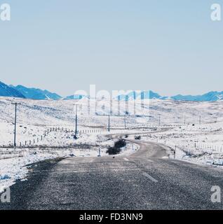 Zentrum einer gewundenen Straße im verschneiten Lake Tekapo auf Neuseelands Südinsel. Stockfoto