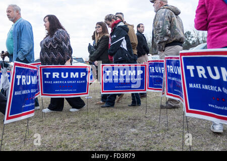 Lexington, South Carolina, USA. 27. Januar 2016. Fans warten in der Schlange draußen, Milliardär und GOP Präsidentschaftskandidat Donald Trump auf einer Kundgebung 27. Januar 2016 in Lexington im US-Bundesstaat South Carolina zu sehen. Stockfoto