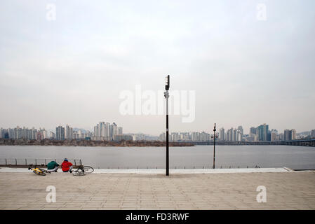 Hangang-Fluss an einem bewölkten Tag mit Fahrrädern Stockfoto