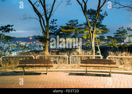 Bänke in Naksan Park in der Nacht Stockfoto