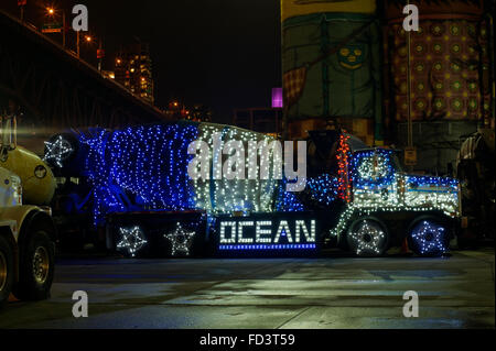 Ozean Betonmisch-LKW mit Weihnachtsbeleuchtung, Granville, Insel, Vancouver, British Columbia, Kanada eingerichtet Stockfoto