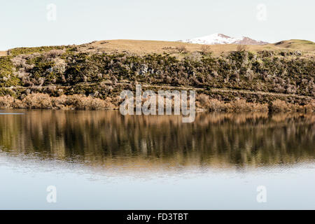 Arrowtown Lake Hayes Reflexionen auf einem wunderschönen Wintertag in Neuseeland. Stockfoto