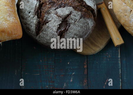 Brote Bauernbrot auf Holzbrettern, Essen Stockfoto