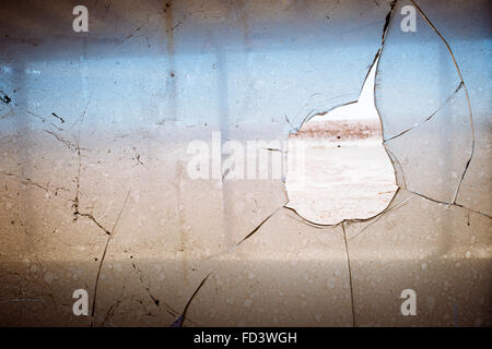 Ein zerbrochenes Fenster eines verlassenen Hauses in Bombay Beach, Kalifornien, am östlichen Ufer des Salton Meeres Stockfoto