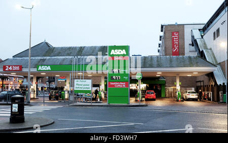 ASDA Supermarkt Tankstelle Benzin in Brighton Marina Brighton UK Stockfoto