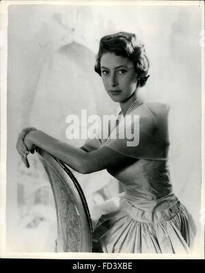 1958 - H.R.H. Prinzessin Margaret.New Portrait. Feiert 25. Geburtstag: Ein besonderes Bild von Prinzessin Margaret, die ihr 25. feiert. Geburtstag am Sonntag 21..-es wurde von Cecil Beaten am 19. Juli in das Frühstückszimmer im Clarence House genommen. Die Prinzessin trägt ein blasses gelben Kleid Taft Papier mit einem Kragen aus weißem Organza-fünf string Halskette und ein rosa Diamant-Brosche. © Keystone Bilder USA/ZUMAPRESS.com/Alamy Live-Nachrichten Stockfoto