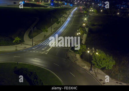 Nacht-Blick auf die Straßen der Stadt Oviedo, Spanien Stockfoto