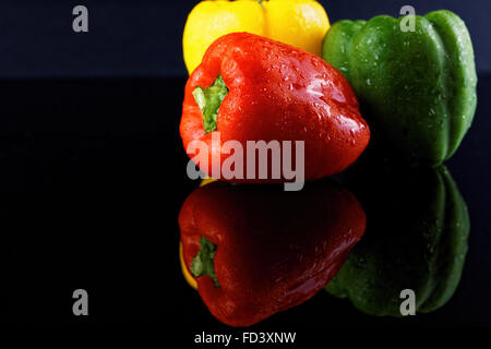 bunte Paprika auf dunklem Hintergrund Stockfoto