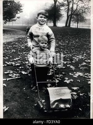 1966 - dieses Foto ist Teil einer Reihe von Prinz Andrew und Edward, genommen von Lisa Sheridan auf dem Gelände des Buckingham Palace. Die Fotos sind für Prinz Edward 2. ist freigegeben. am 10. März Geburtstag. Bild zeigt Prinz Andrew und Prinz Edward. © Keystone Bilder USA/ZUMAPRESS.com/Alamy Live-Nachrichten Stockfoto