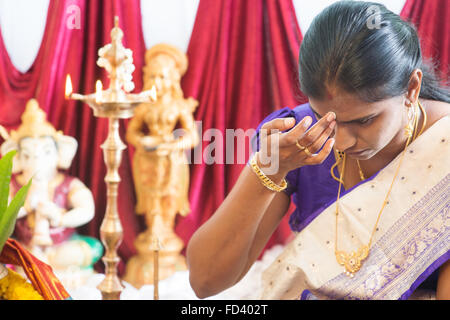 Hindu-Frau Bindi setzen oder Markierung auf der Stirn bei indischen traditionellen religiösen Ritualen, die Tradition des Hinduismus. Stockfoto