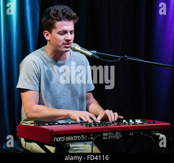 Bala Cynwyd, Pennsylvania, USA. 27. Januar 2016. US-amerikanischer Singer-Songwriter Charlie Puth besucht Q102 Stockfoto