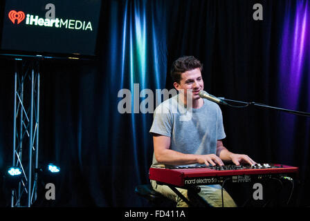 Bala Cynwyd, Pennsylvania, USA. 27. Januar 2016. US-amerikanischer Singer-Songwriter Charlie Puth besucht Q102 Stockfoto