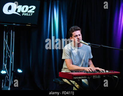 Bala Cynwyd, Pennsylvania, USA. 27. Januar 2016. US-amerikanischer Singer-Songwriter Charlie Puth besucht Q102 Stockfoto