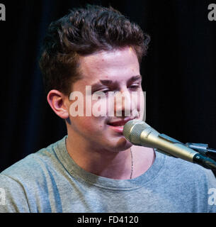 Bala Cynwyd, Pennsylvania, USA. 27. Januar 2016. US-amerikanischer Singer-Songwriter Charlie Puth besucht Q102 Stockfoto