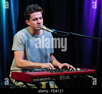 Bala Cynwyd, Pennsylvania, USA. 27. Januar 2016. US-amerikanischer Singer-Songwriter Charlie Puth besucht Q102 Stockfoto