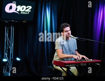 Bala Cynwyd, Pennsylvania, USA. 27. Januar 2016. US-amerikanischer Singer-Songwriter Charlie Puth besucht Q102 Stockfoto