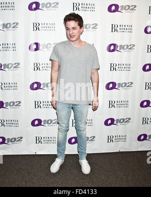Bala Cynwyd, Pennsylvania, USA. 27. Januar 2016. US-amerikanischer Singer-Songwriter Charlie Puth besucht Q102 Stockfoto