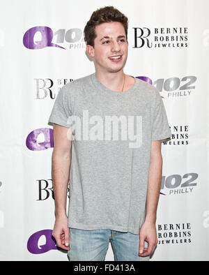 Bala Cynwyd, Pennsylvania, USA. 27. Januar 2016. US-amerikanischer Singer-Songwriter Charlie Puth besucht Q102 Stockfoto