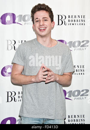 Bala Cynwyd, Pennsylvania, USA. 27. Januar 2016. US-amerikanischer Singer-Songwriter Charlie Puth besucht Q102 Stockfoto