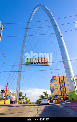 Die tausendjährige Bogen (Arco y Reloj Monumental), eine metallische Stahlbogen am Eingang der Stadt Tijuana in Mexiko, bei Zona c Stockfoto