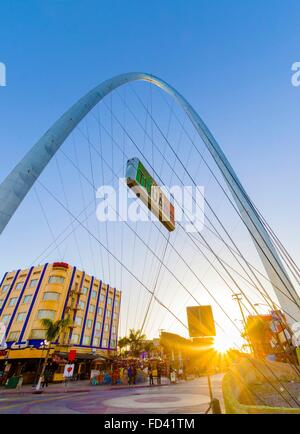 Die tausendjährige Bogen (Arco y Reloj Monumental), eine metallische Stahlbogen am Eingang der Stadt Tijuana in Mexiko, bei Zona c Stockfoto