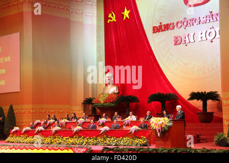 Hanoi, Vietnam. 28. Januar 2016. General Secretary fuer dem neugewählten 12. kommunistische Partei von Vietnam (CPV) zentralen Ausschuss Nguyen Phu Trong (1. R) befasst sich mit die Abschlusssitzung des 12. Nationalkongresses des CPV in Hanoi, der Hauptstadt von Vietnam, 28. Januar 2016. 1.510 Delegierten über 4,5 Millionen Mitglieder der kommunistischen Partei von Vietnam (CPV) besuchten den Kongress. © Yan Jianhua/Xinhua/Alamy Live-Nachrichten Stockfoto