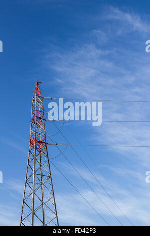 Strommast macht Energie auf einen blauen Himmel Stockfoto