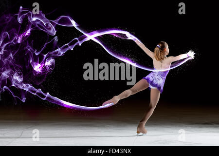 Kleine Mädchen Eiskunstlauf in Sportarena Stockfoto