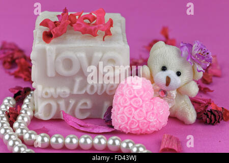 Kleinen Teddybär mit Love Box.  Rosa Hintergrund Stockfoto