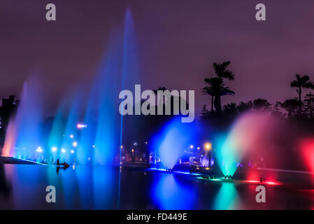 Bunt beleuchtete Brunnen, Magic Wasser Tour (El Circuito Magico del Agua) im Park des Reservats (Parque De La Reserva) Stockfoto